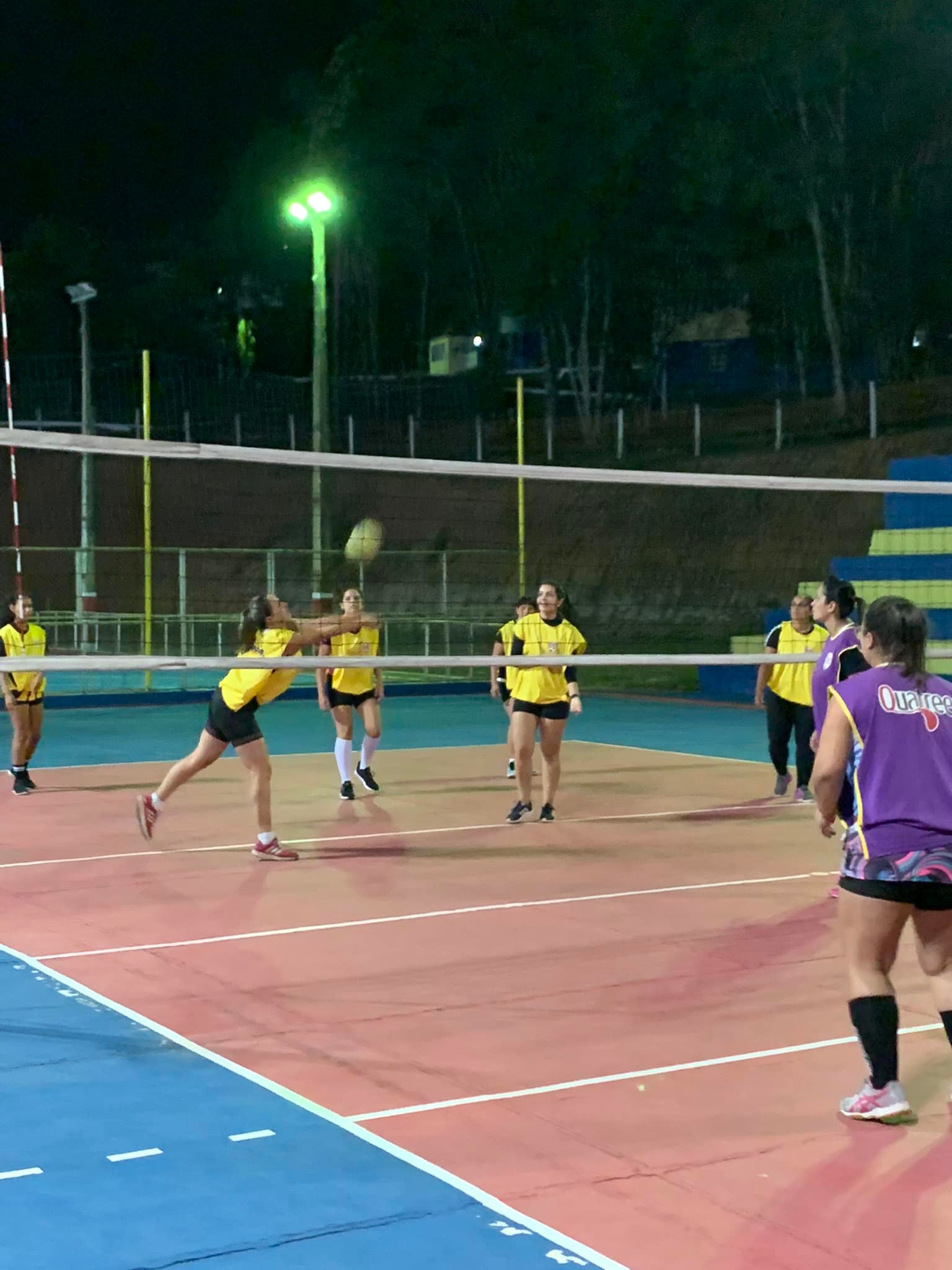 Partida de vôlei de quadra à noite