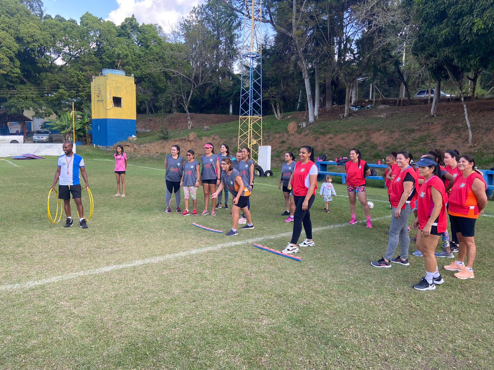 Aula de ginástica funcional em grupo