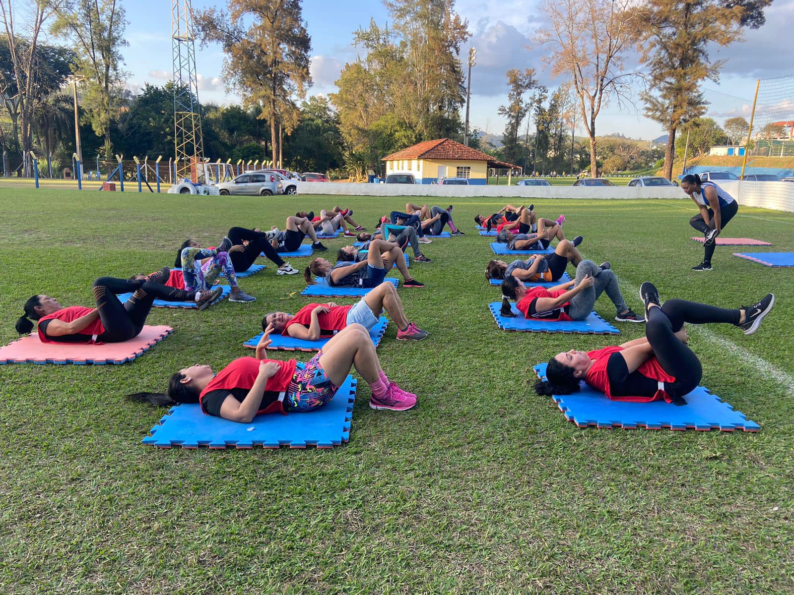 Aula de treino funcional ao ar livre