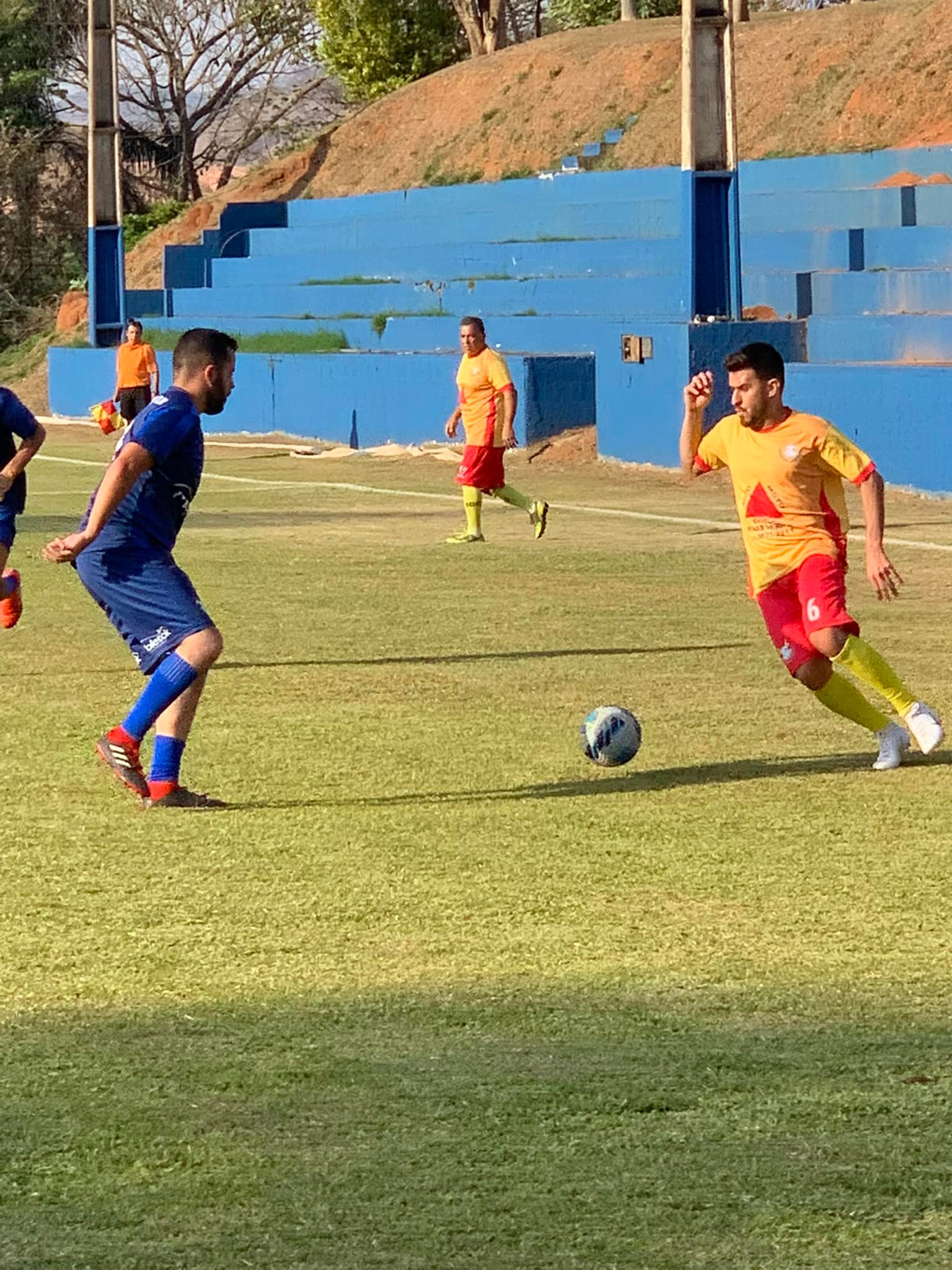 Disputa de bola no futebol