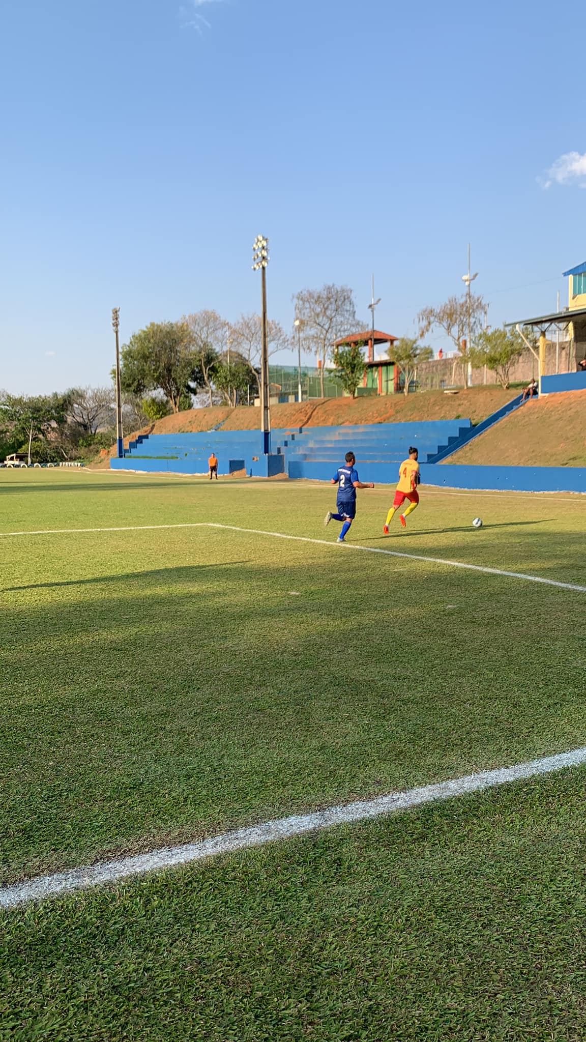 Campo gramado e área verde