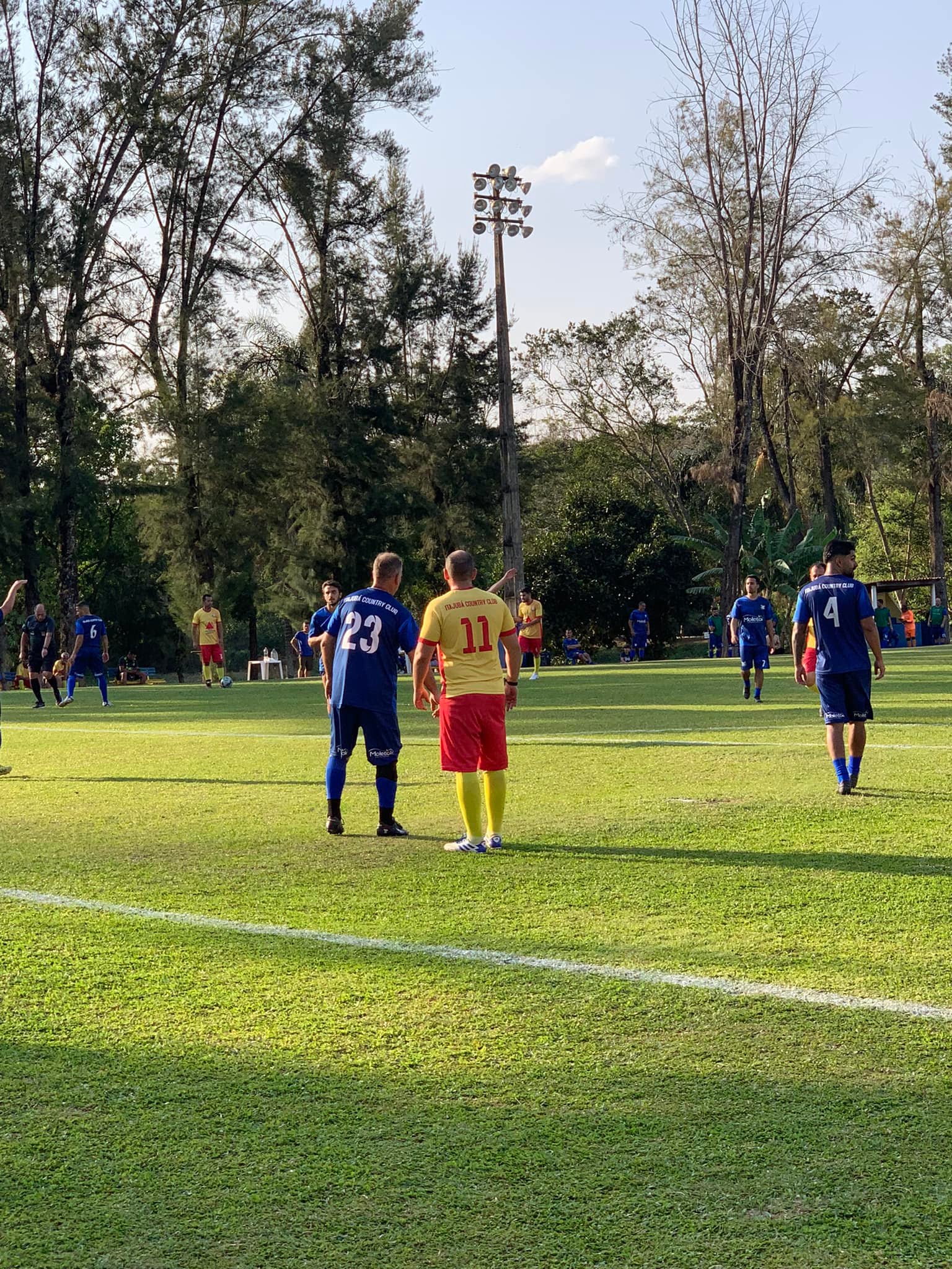 Jogo de futebol no campo do clube