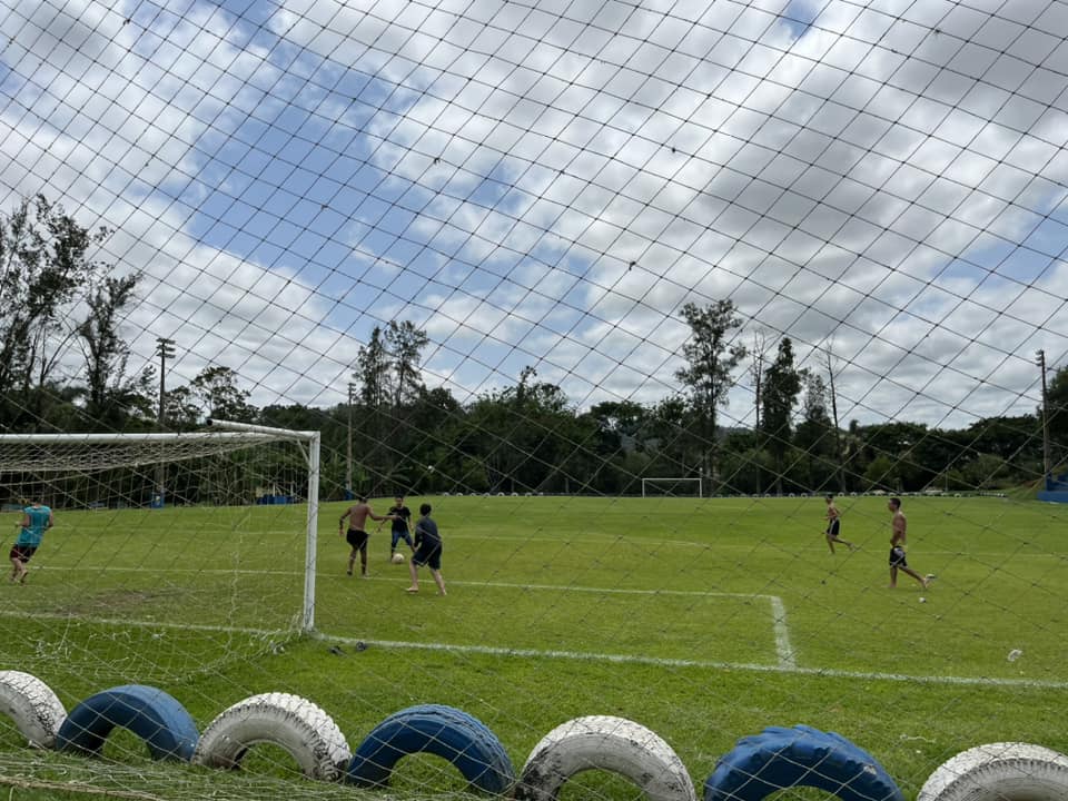 Pelada de futebol entre amigos