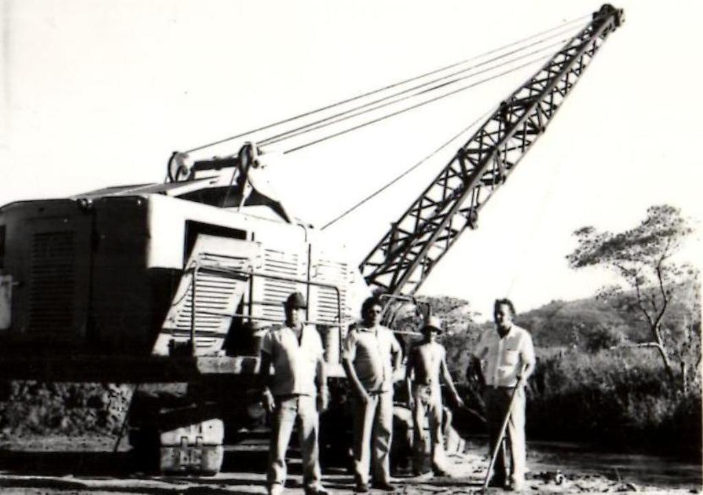 Construção do clube: guindaste e operários